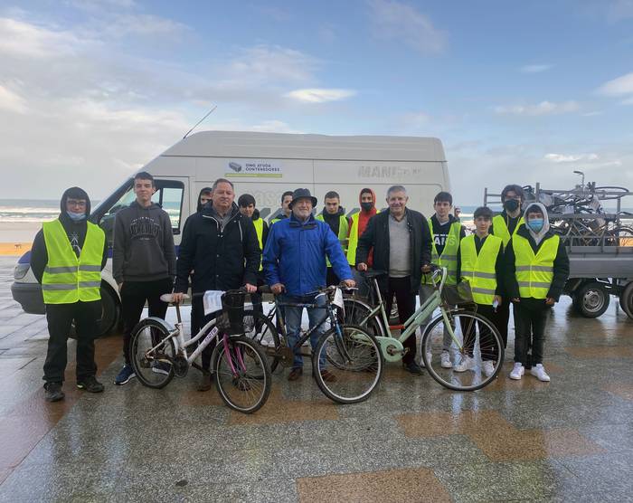 Abandonatutako 328 bizikleta Ayuda Contenedores fundazioari eman dizkio udalak