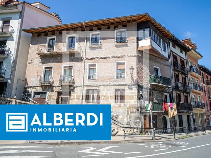 Alberdi Inmobiliaria: eraberritzeko premian dagoen etxebizitza Kale Nagusian