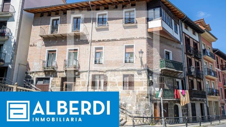 Alberdi Inmobiliaria: eraberritzeko premian dagoen etxebizitza Kale Nagusian