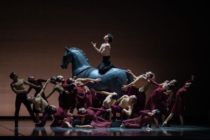'Sémiramis/Don Juan' ballet ikuskizuna ikustera joateko autobusa jarri du Kursaalek Oriotik