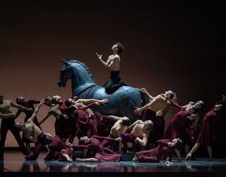 'Sémiramis/Don Juan' ballet ikuskizuna ikustera joateko autobusa jarri du Kursaalek Oriotik