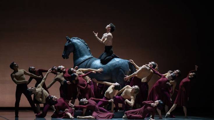 'Sémiramis/Don Juan' ballet ikuskizuna ikustera joateko autobusa jarri du Kursaalek Oriotik