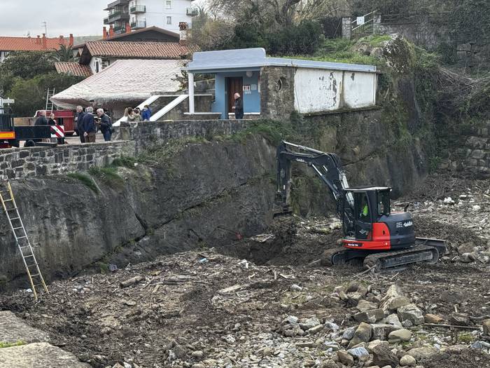 Azterketak egin dituzte paoleko igerilekuan, etorkizunean proiektu bat gauzatzeko bertan