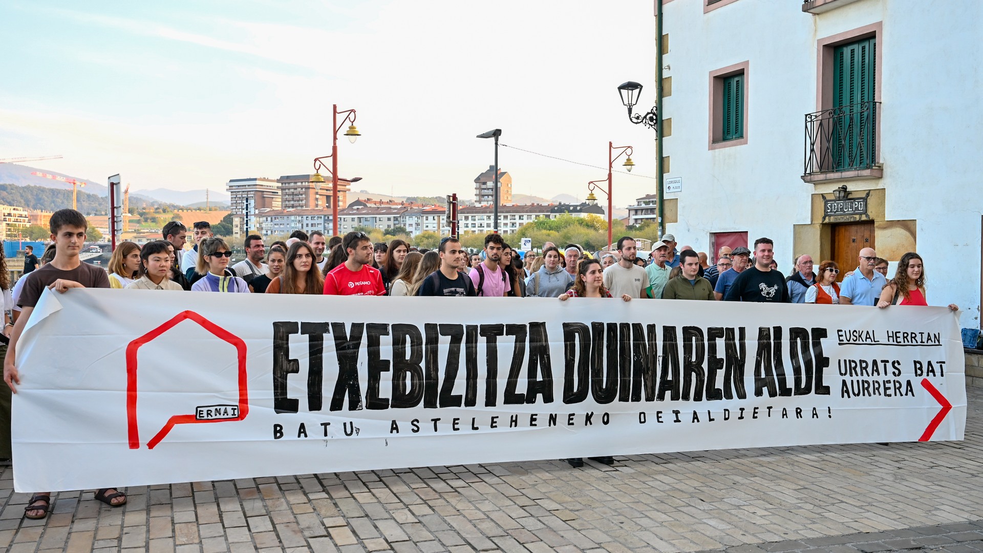 Etxebizitza eskubidearen alde eta espekulazioaren aurka egiteko batu dira herritarrak