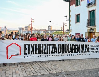 Etxebizitza eskubidearen alde eta espekulazioaren aurka egiteko batu dira herritarrak