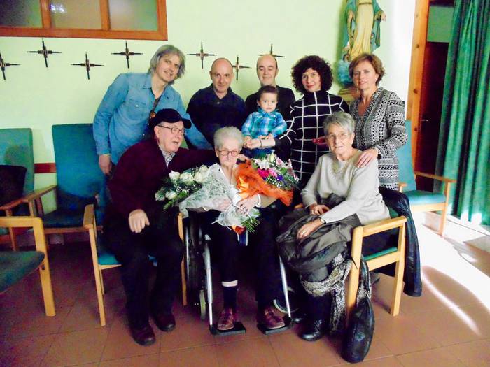 Esperanza Bastidak, San Juan Egoitzako egoiliarrak, 100 urte bete ditu