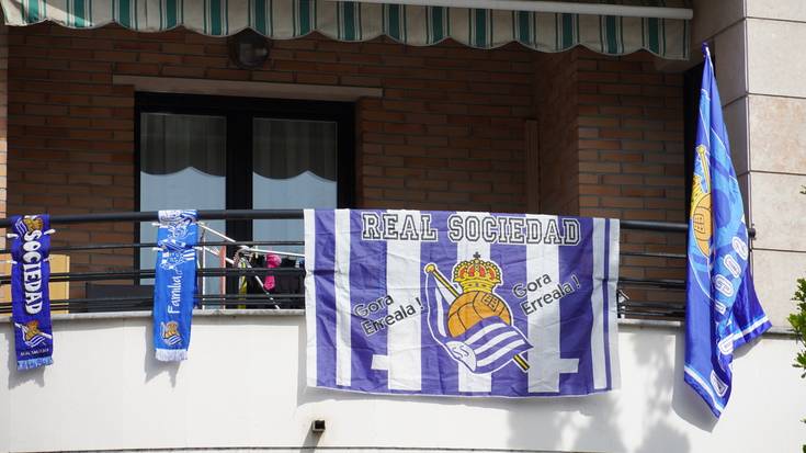 Realari babesa emateko herriko balkoiak apaindu dituzte