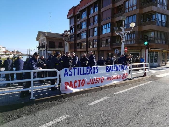 Balenciagako langileek Zubitxikian egin dute gaur protesta