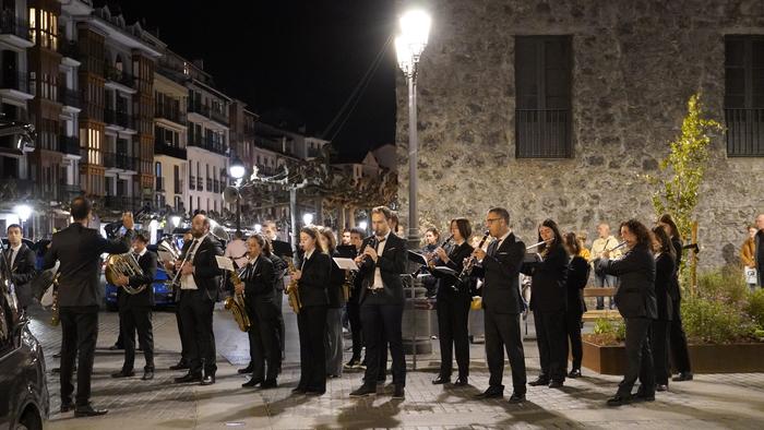 Musika Bandaren doinuekin, Azkoitian agurtu dute On Jenaro Lekuona