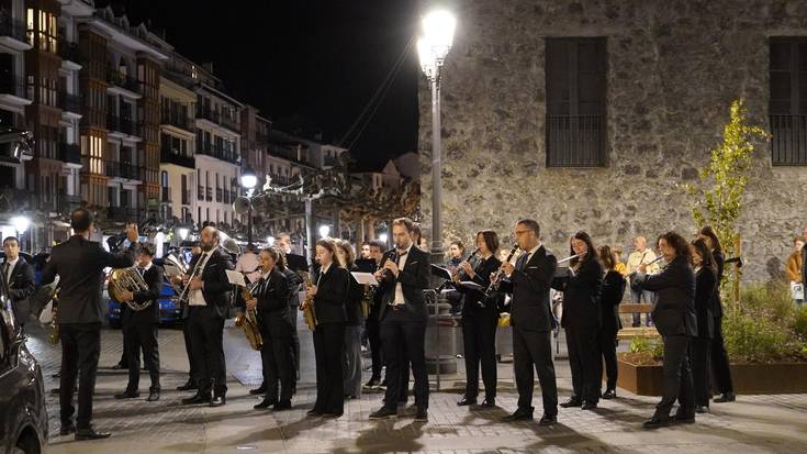 Musika Bandaren doinuekin, Azkoitian agurtu dute On Jenaro Lekuona