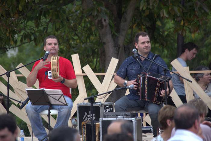 Santu guztiekin batera, Aristerrazuko plazara