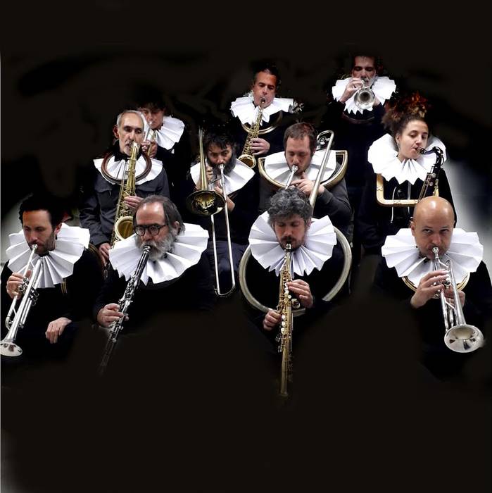 "Batzuek diote egiten duguna performancea dela, baina guretzat musikaren parte da hori guztia"