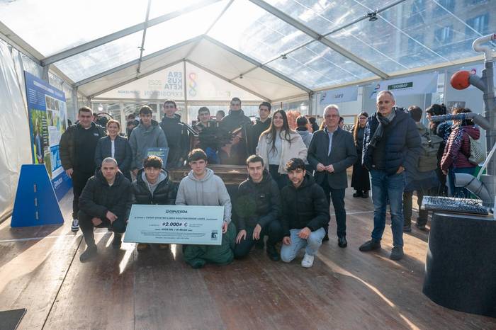 Oteitza Lizeo Politeknikoko ikasle talde baten proiektua saritu dute 'Ekonomia zirkularra modelatzen' erakusketan
