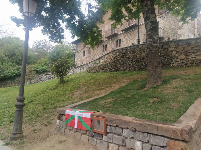 Plaka jarri diote Azkoitiko Gernikako arbolaren kimuari, bonbardaketaren 84. urteurrenean