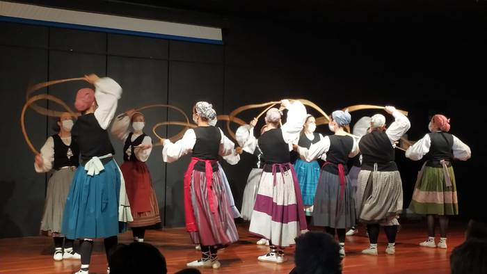 Gure Txeruko helduek egin dute dantza emanaldia, eta orain umeen txanda izango da