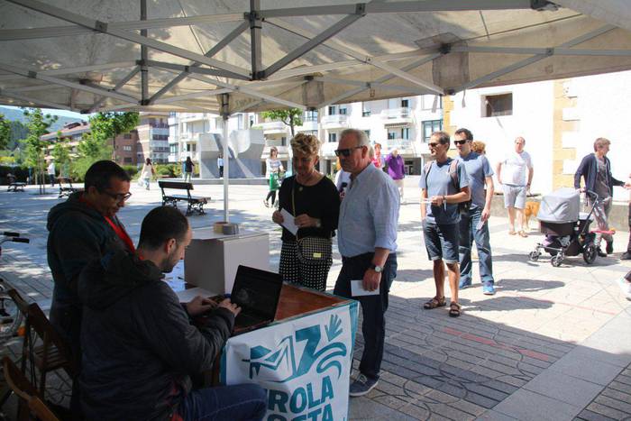 IRUDI BILDUMA: Zarauztar ugari ari da boza ematen