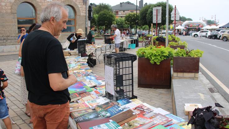 Bigarren eskuko liburuak eta diskoak erosteko aukera dago gaur