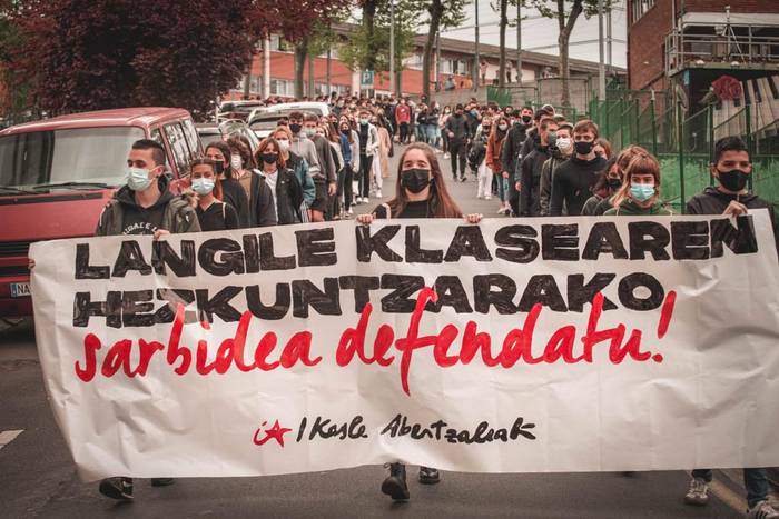 Ikasleek manifestazio jendetsua egin dute kalitatezko eta doako hezkuntza eredu unibertsala aldarrikatzeko