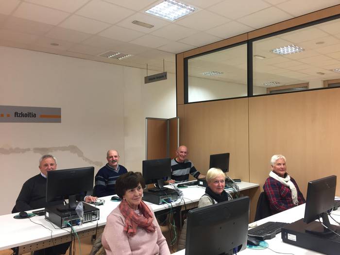 Azkoitia Lagunkoia egitasmoaren barruan, Internet ikastaroa antolatu dute adinekoentzat