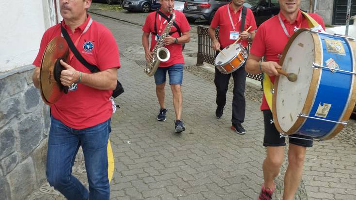 Mundakako topaketetan izan dira Zumaiako arraunlari beteranoak