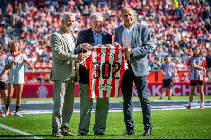 Iñaki Txurruka futbolari ohia omendu du Gijongo Sportingek