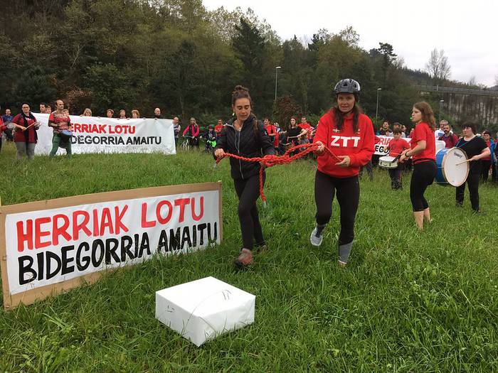 Urriaren 20an egingo dute, azkenean, Arroako bidegorriaren aldeko aurtengo martxa