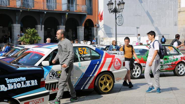 Rallyko autoek ikusmina piztu dute plazan 