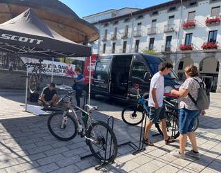 Bizikleta konpontzeko aukera eskaini dute gaur plazan
