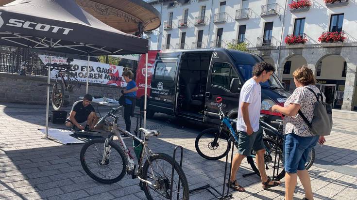 Bizikleta konpontzeko aukera eskaini dute gaur plazan