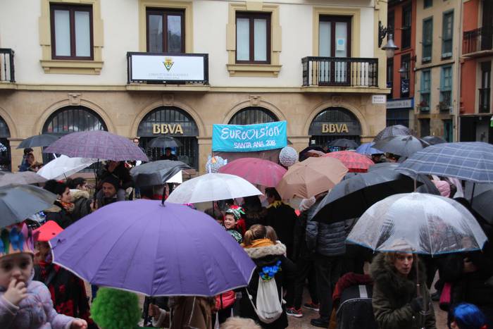 Irudietan: Euripean ospatu dute zarauztarrek inauterietako igandea