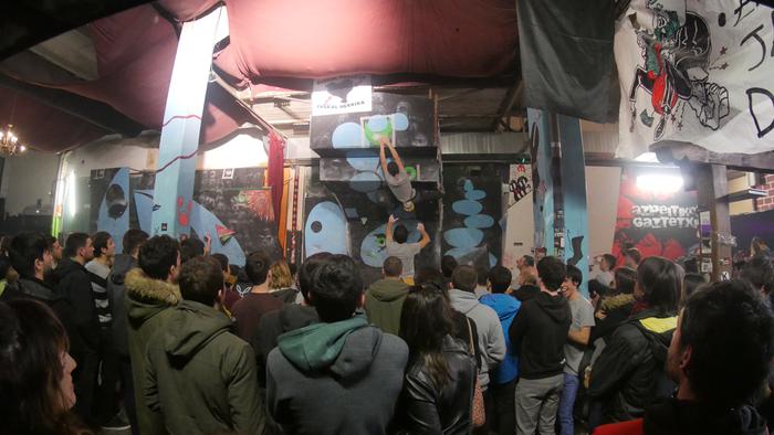XI. Euskal Presoak Euskal Harrietara boulder txapelketa herrikoia jokatuko dute bihar Azpeitiko Gaztetxean