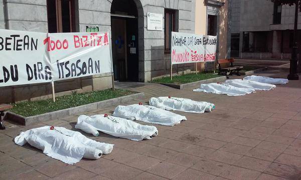 Gogoan izan dituzte "gerrari eta miseriari ihesi" hiltzen ari diren pertsonak