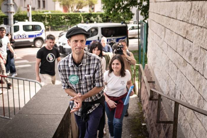 Isuna jarri diote Intza Gurrutxagari eta auzi gelatik kanporatu dute frantsesez deklaratzeari uko egin ondoren