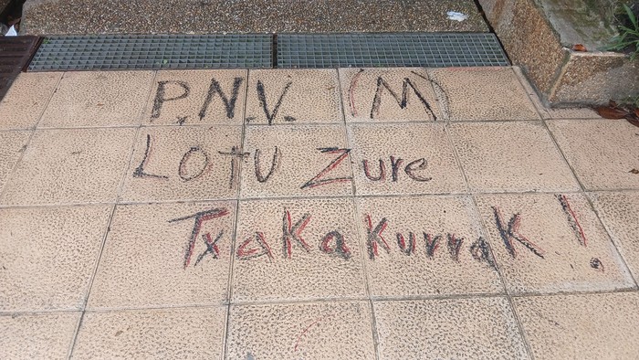 "Ertzaintzaren aurkako pintaketak" gaitzetsi ditu Zestoako EAJk