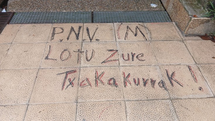 "Ertzaintzaren aurkako pintaketak" gaitzetsi ditu Zestoako EAJk