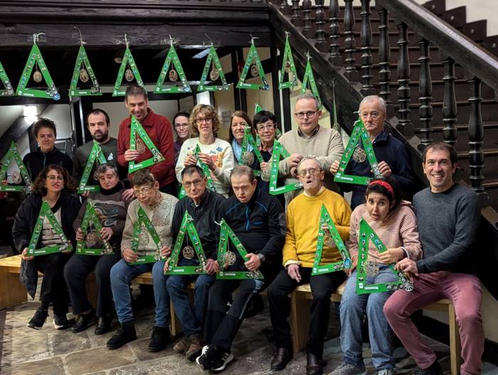 Goienetxe fundazioko kideen lanak, herriko saltokiak apaintzeko prest