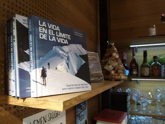 Salgai dago Jose Mari Azpiazuren eta Sebastian Alvaroren 'La vida al limite de la vida' liburua, Sanagustinen