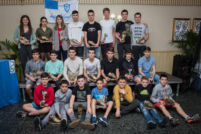 Futbolari eta goleatzaile onenak saritu dituzte Lagun Onak Egunean