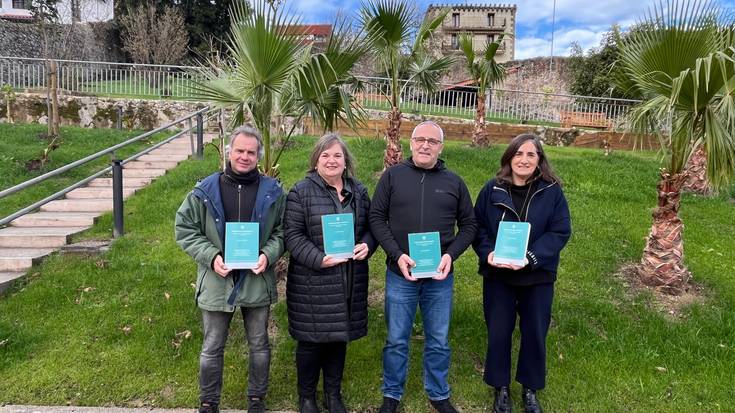 'Mendez mende Zumaian euskaraz' liburua argitara eman du Imanol Azkuek