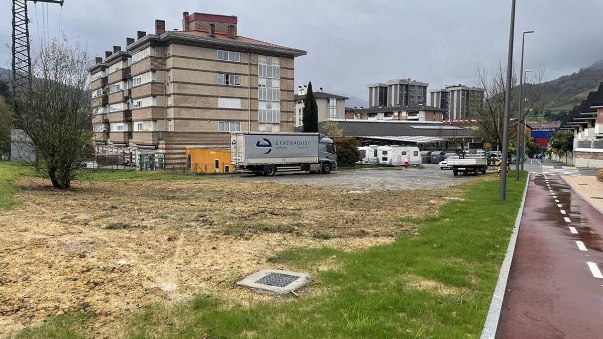 Aisialdirako gunea jarriko dute Euskal Herrian, Uztaro haur eskolaren ondoko eremuan