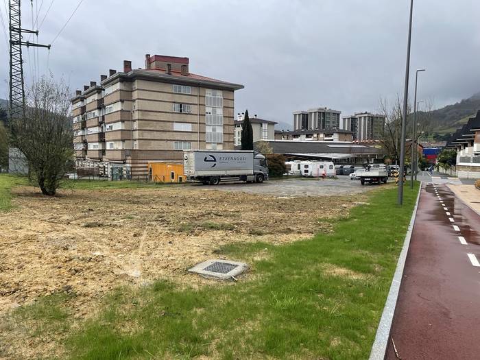 Aisialdirako gunea jarriko dute Euskal Herrian, Uztaro haur eskolaren ondoko eremuan