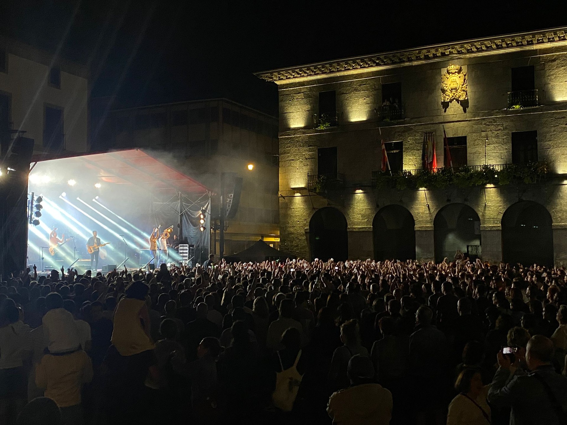 Herriko plaza jendez goraino, En Tol Sarmientoren kontzertuan
