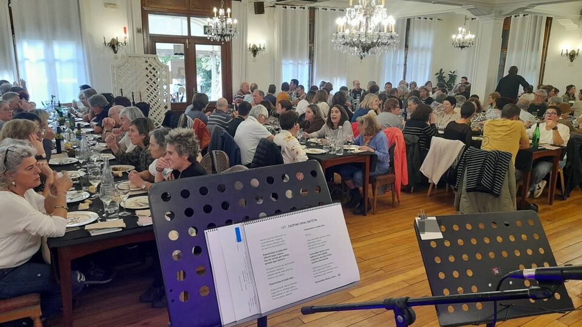 Beste behin ere arrakastatsua izan da Zirikaren kantu bazkaria