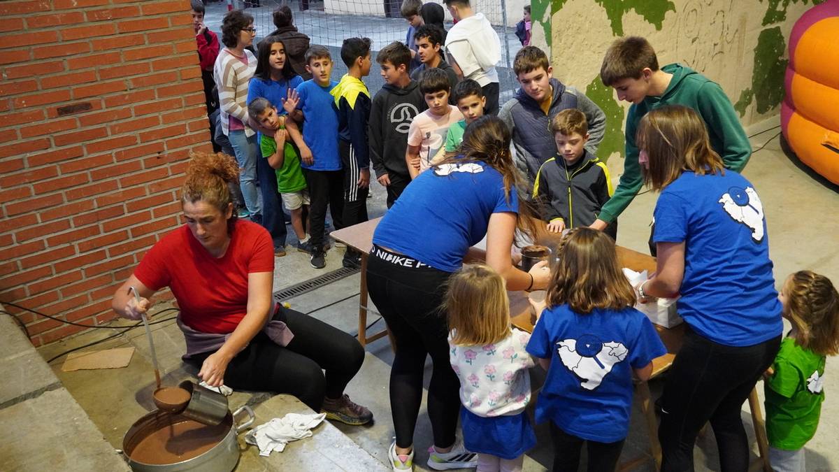 Umeen festarekin eta bertso afari jendetsuarekin bukatu dtuzte sanmartinak Lasaon