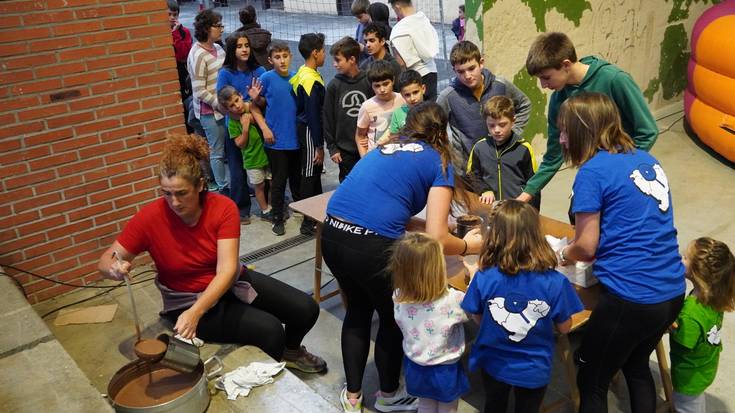 Umeen festarekin eta bertso afari jendetsuarekin bukatu dtuzte sanmartinak Lasaon