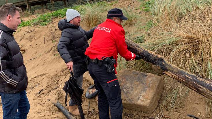 Pakete susmagarri bat jaso du Ertzaintzak hondartzatik