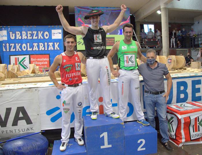 Txikia IV.ak Urrezko Aizkolarien Txapelketa irabazi du eta Urrak Hiru Hamarreko harri-jasotze lehia