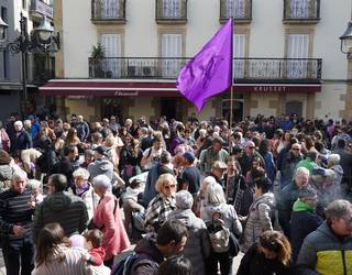 Emakumeen Nazioarteko Eguneko aldarria ozen entzun da Zarauzko kale eta plazetan