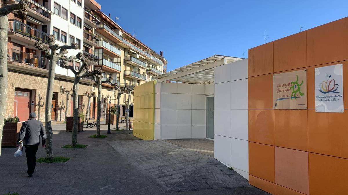 Hezkuntza publikoko komunitatearen eskakizunak aintzat hartzeko eskatu dio udalak Jaurlaritzari
