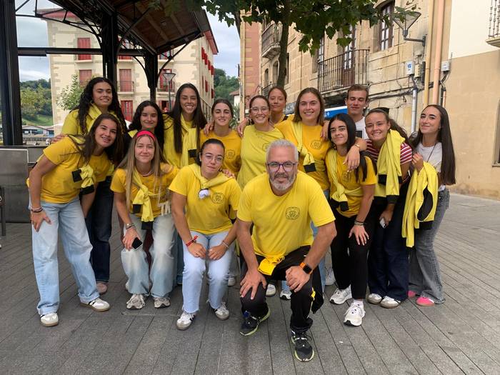 Amegrove arraun elkarteko neskak, Kontxan Andrea Oubiña herrikidea animatzeko prest